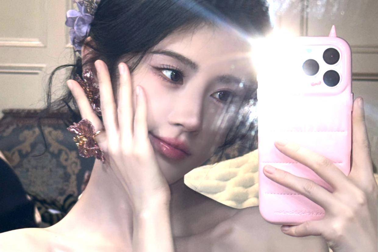 鞠婧祎穿抹胸裙纤细锁骨线条吸睛 俏皮wink优雅可爱