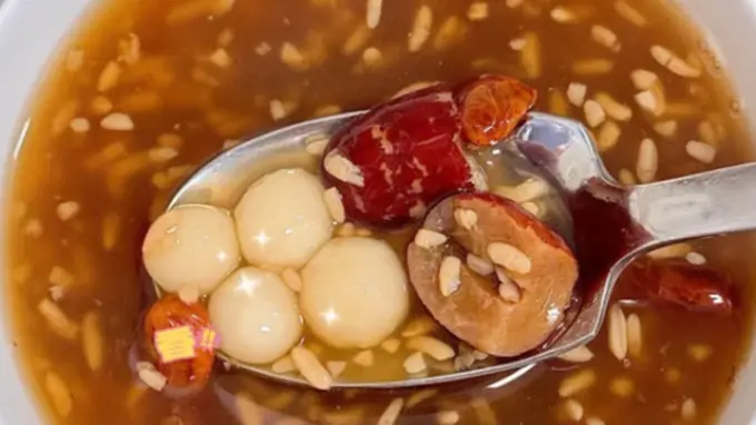 无馅圆子软糯回甘,醪糟红糖交织地道山城甜韵
