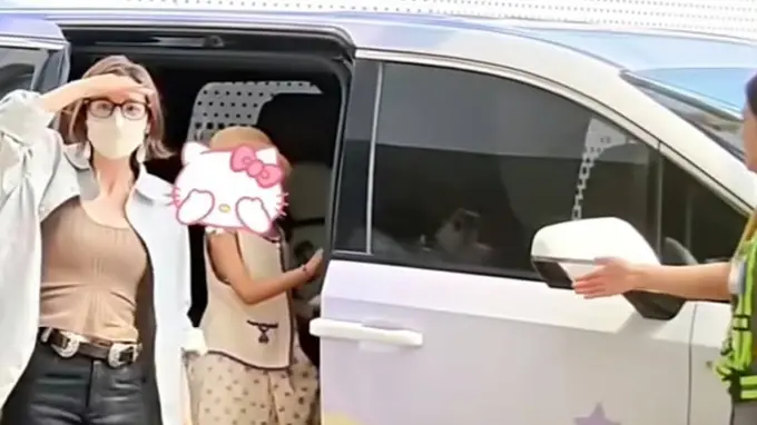 唐艺昕女儿接妈妈下班回家 画面幸福温馨细腻又治愈