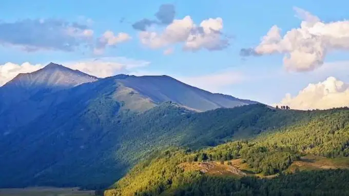 在阿勒泰的四季里，让风吹过你的心：一份本地人的深度旅行笔记