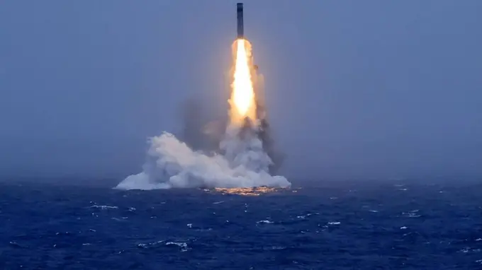 新一轮潜射战略导弹试射成功，普京将给中国送上一份大礼，内容让日本失望！
