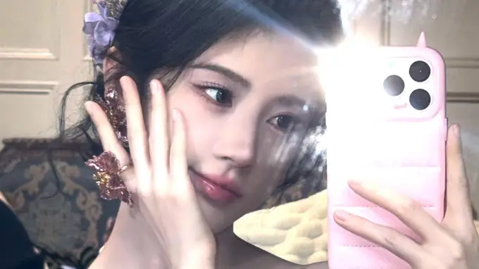 鞠婧祎穿抹胸裙纤细锁骨线条吸睛 俏皮wink优雅可爱