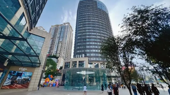 云南昆明营业额最高的商场，地理位置优越，还有苹果直营专卖店