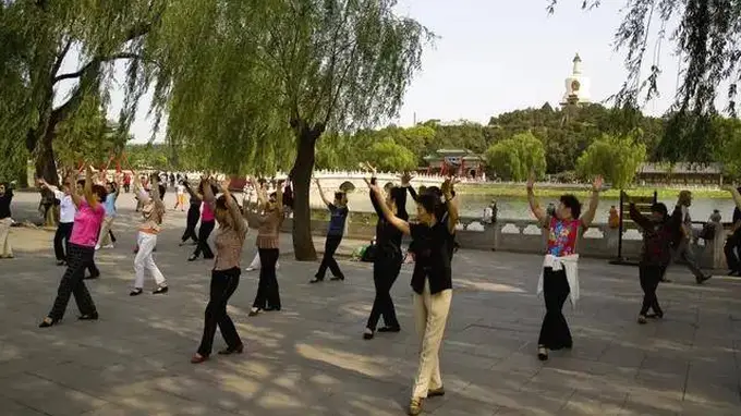 16省份争夺老人现象背后:银发经济热潮与未来发展趋势