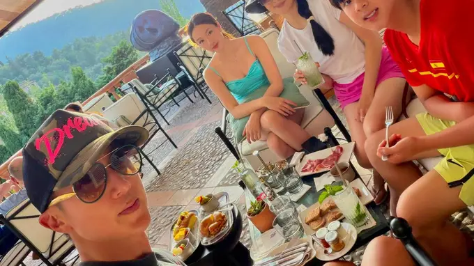 吴尊晒西班牙旅拍 一家四口同框定格甜蜜时刻