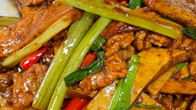 皖式家常小炒核心做法：香干先煸再配芹菜大火快炒 满是清鲜滋味