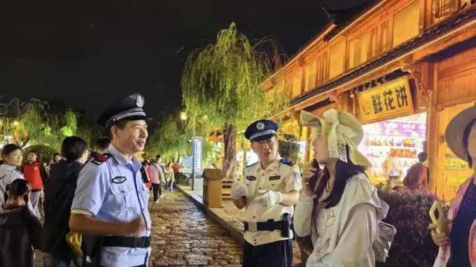 丽江古城暑期客流高峰迎来特殊巡逻 三级警监及以上白衬衣民警一线值守护航平安