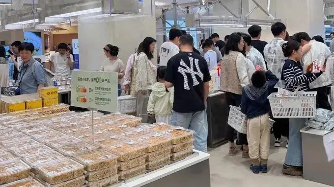 单店月入600万！不靠低价引流，新式零食凭什么横扫各大商场