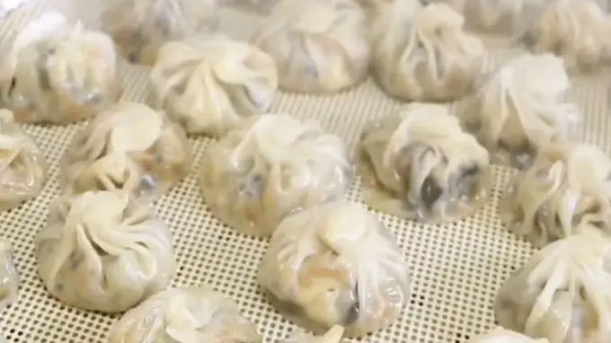 素馅小蒸包新做法：用剩饺子皮擀皮包，调馅配蘸汁更出彩