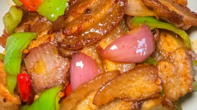 川菜当家硬菜 回锅肉炒出地道灯盏窝卷边
