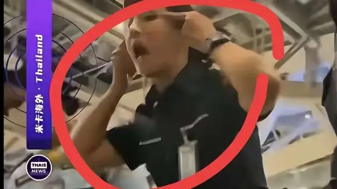 曼谷素万那普机场泰航TG674航班登机现场 二十余持有效机票旅客遭强制下机 无解释还遇歧视性手势