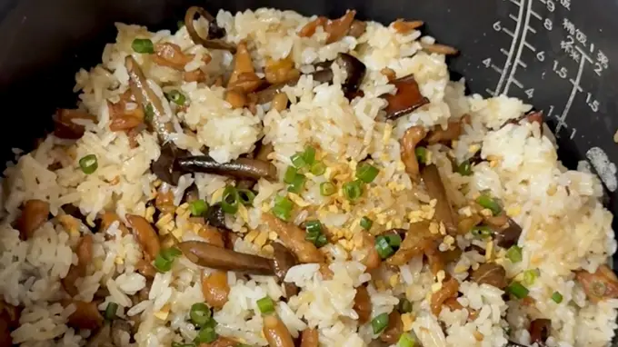 菌香鸡油焖饭 一锅搞定家常暖滋味