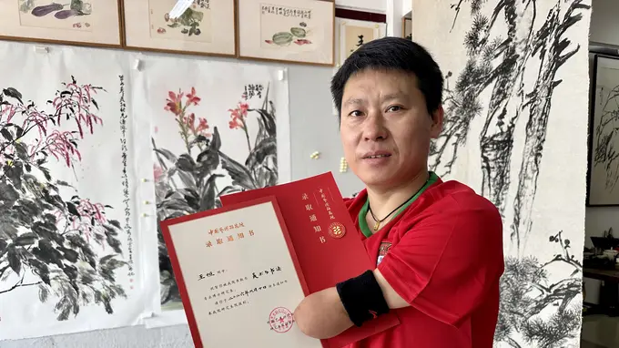 43岁无手考生今天拿到博士录取通知书:“要给残疾孩子打个样儿!”