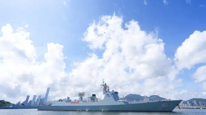 海军舰艇编队在香港举行甲板招待会