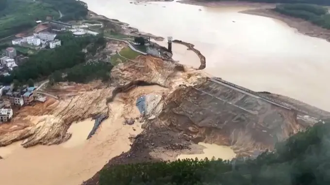 第1现场｜六蓝水库缺口止水，洪水渐退，民众清淤重建家园
