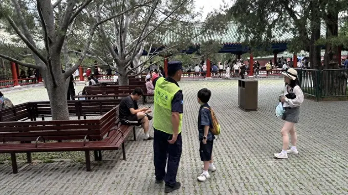 调查｜游客中暑怎么办？公园药箱不妨多些防暑降温用品