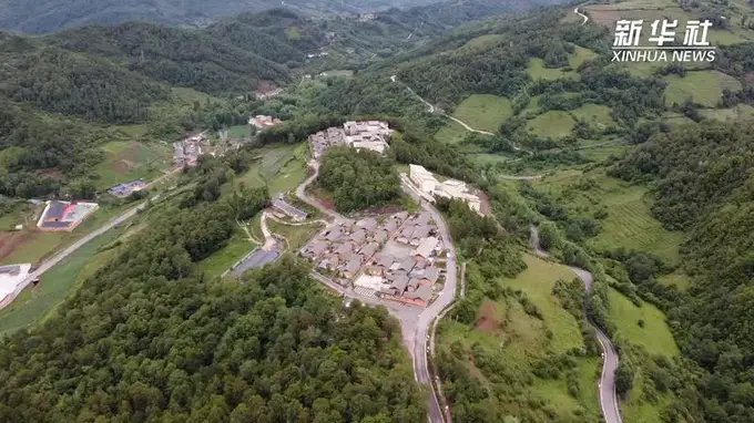 四川昭觉县:大凉山彝族村寨旧貌换新颜