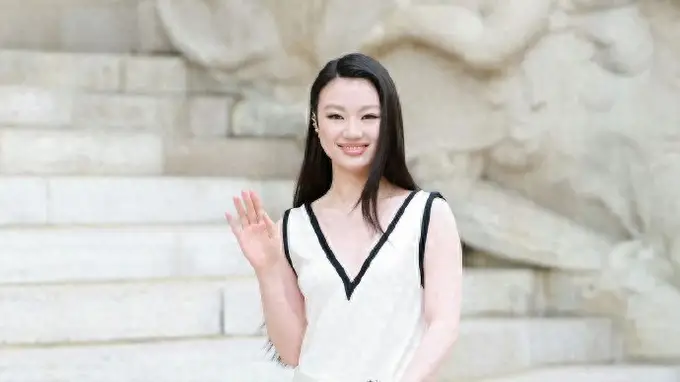 单依纯 高定秀场 ｜黑白极简度假长裙，优雅从容的品牌大使亮相巴黎