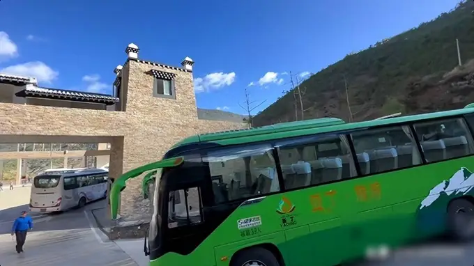 圈山河筑墙敛财造古镇负债透支弃短利归文旅本心
