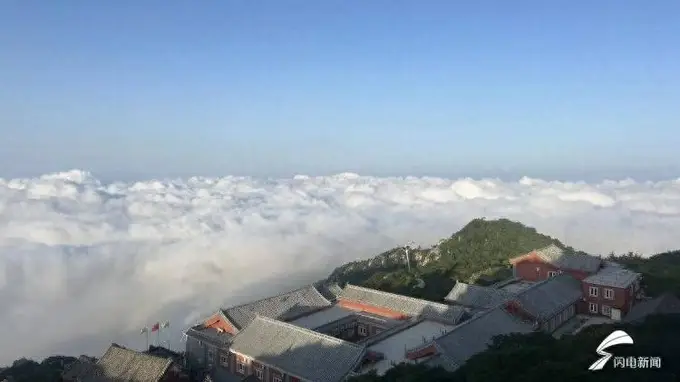 岱顶云海涌 泰山铺就人间仙境