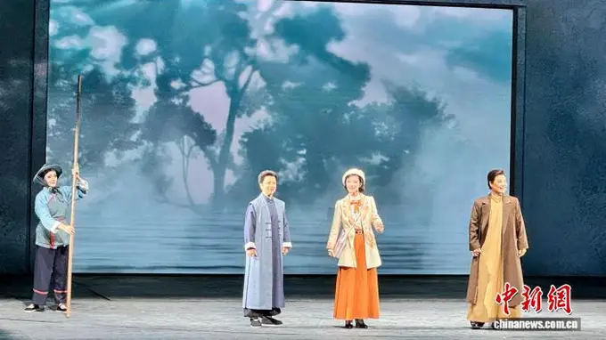浙江杭州原创越剧现代戏《女班》首演
