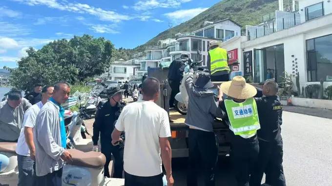 挖色镇强效整治路域环境 优化暑期旅游出行体验
