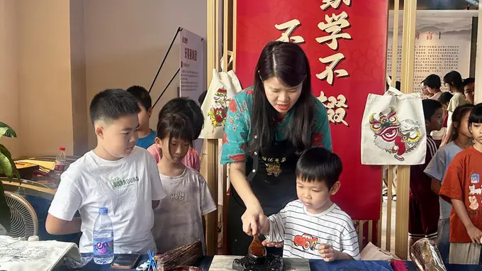 佛山状元村萌娃与“年画女侠”共赴非遗课堂,手绘帆布袋绘出文化传承梦