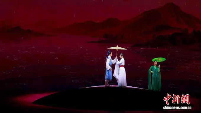 杂技剧《西湖传说·白蛇》南宁上演 蹬伞柔术重构西湖传说叙事