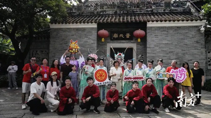 50位海外华裔青少年广州登台亮相粤剧舞台 以戏服身段开启岭南文化寻根之旅