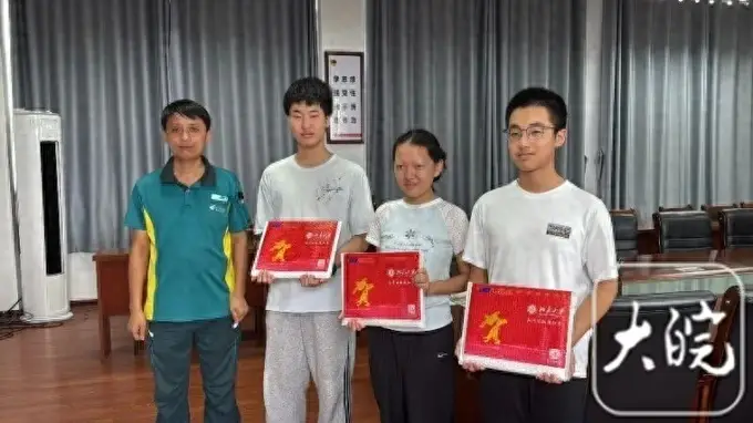 池州一中学霸团同获北大录取 15岁徐浩琳与同学共逐梦