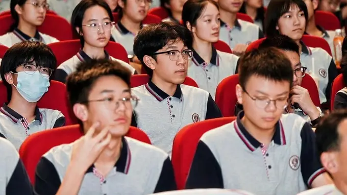 梁向阳甬城开讲 携《平凡的世界》带来向前走的力量