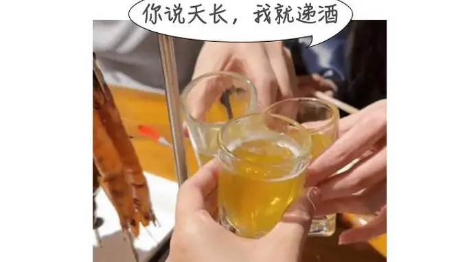 一斤白酒VS一箱啤酒，哪个更伤胃？