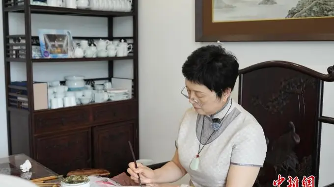 （文化中国行）粉彩瓷绘：方寸瓷器物 匠心续古香
