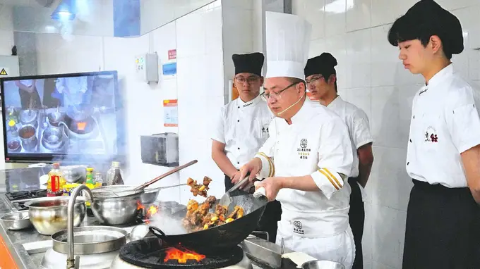 二十五载匠心烹粤味，黄勇强以技传香促百千万工程 | 粤菜师傅成长故事
