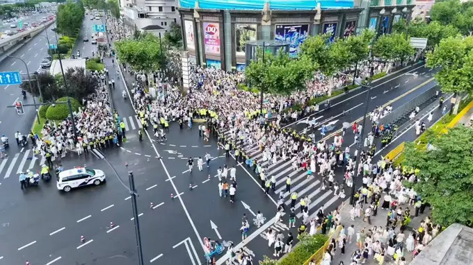 上海体育场超大型演唱会 奔赴者的热忱与守护者的坚守