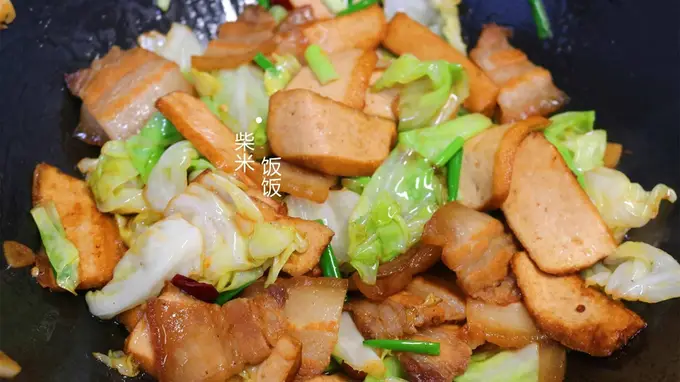 包菜回锅肉大火爆炒香满屋 好吃到停不下筷