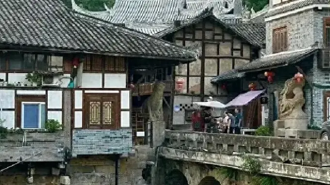 四川荥经老场镇溪水穿街 坐溪畔茶铺品地道老味道