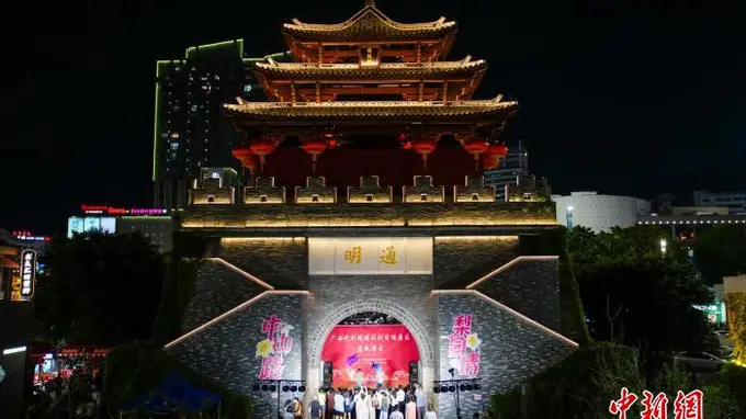 南宁钟鼓楼每周三周四晚好戏不断 传统戏曲点亮美食街夏夜