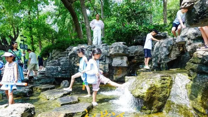 济南环城公园叠瀑亲水纳凉 黑虎泉旁成夏日清凉好去处