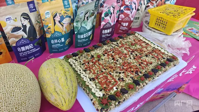 伽师蜜语·新梅甜 展演+大集共绘甜蜜丰收