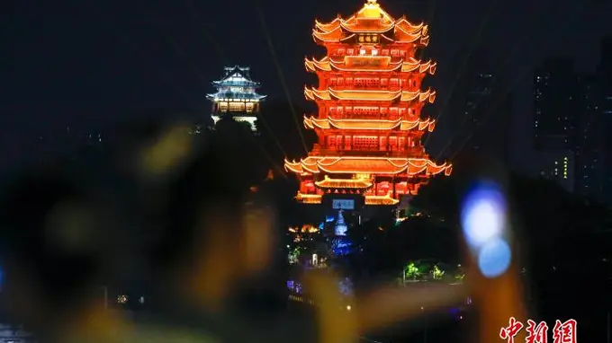 8月6日晚武汉长江大桥夜游启动 游客沉浸式赏两江四岸灯火秀