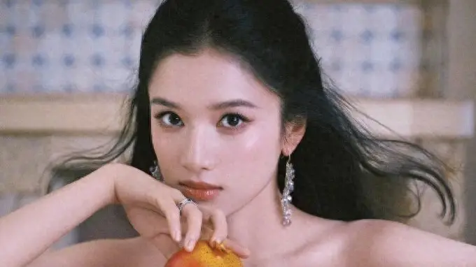 张婧仪身着纱裙搭配水果拍摄大片，就是高级浪漫感的正确打开方式