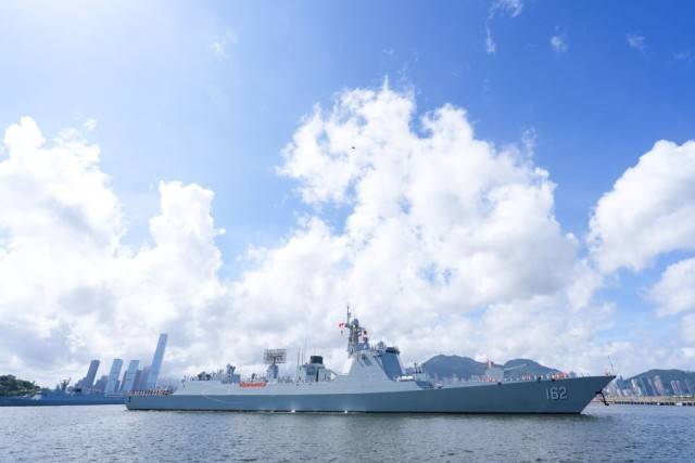 海军舰艇编队在香港举行甲板招待会