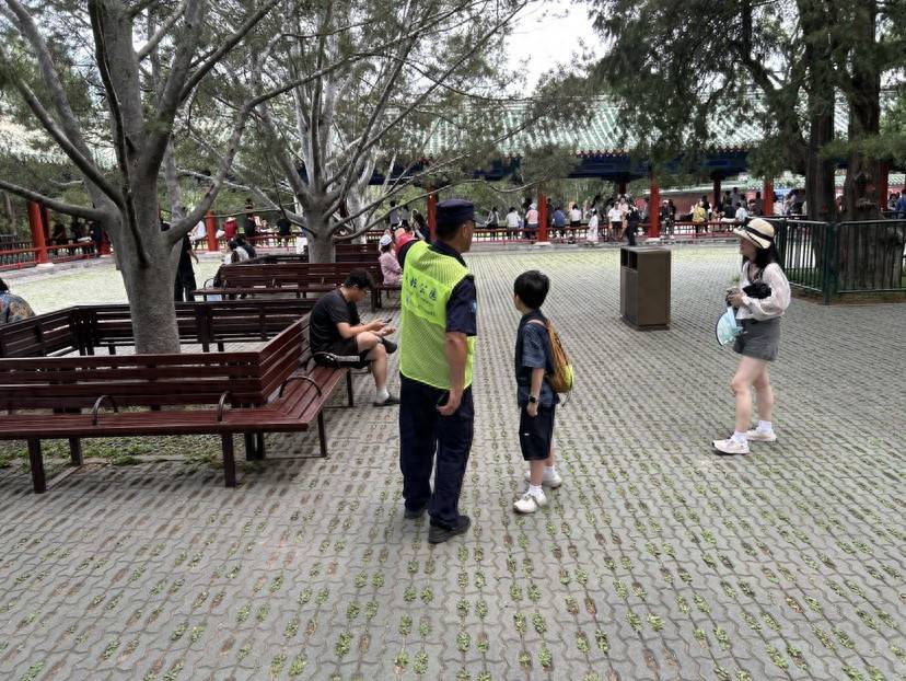 调查｜游客中暑怎么办？公园药箱不妨多些防暑降温用品