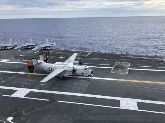 C-2A灰狗运输机执行最后一次航母机载交付飞行