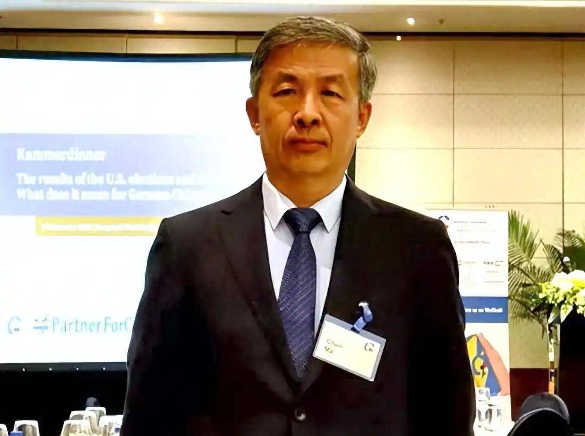 曾呼吁“向美国投降”的大V，看到中国越来越强大，竟然“疯”了