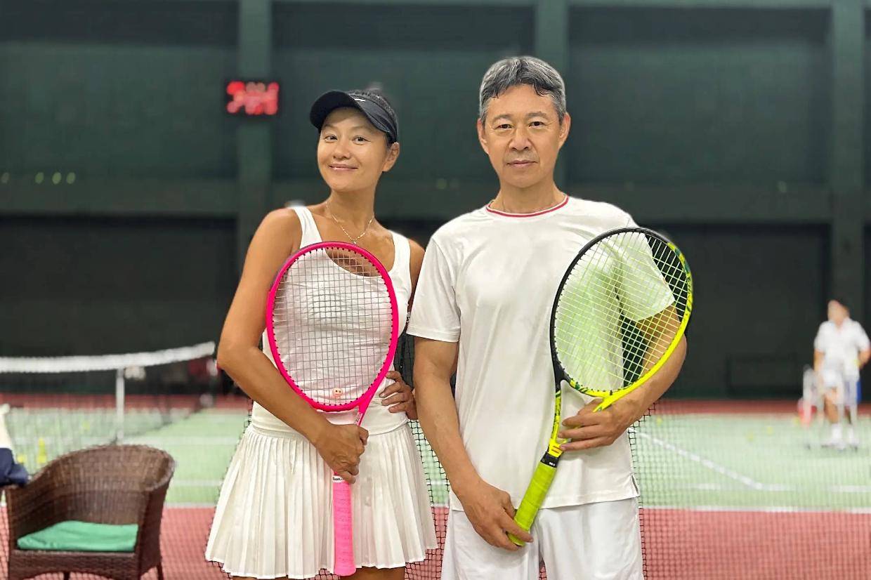 70岁张丰毅近状曝光！与瞿颖球场合影身材健硕气色好