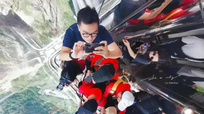 张家界武陵源百龙天梯 斩获三项吉尼斯纪录 游客称赞实至名归