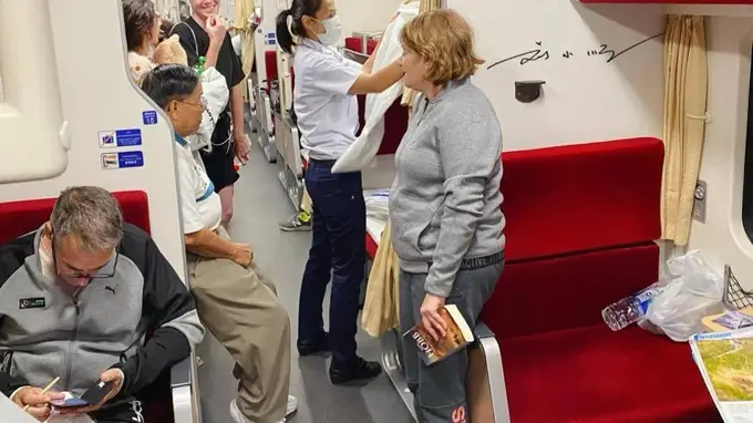 泰国火车温馨服务引热议：为何中国火车体验不同？