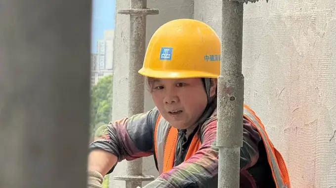 单亲妈妈扛钢管,女儿创历史奇迹:平凡中的伟大教育启示